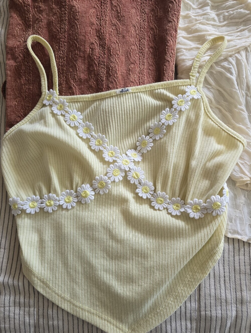 Lot Of 3 V Neck Crop Tops Butter Yellow Rust Daisy Size Small - Picture 2 of 5